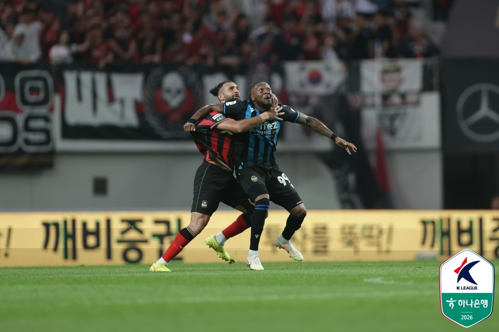 Yazan (left) and Ferrier are competing for an aerial ball. /Photo=Korea Professional Football League