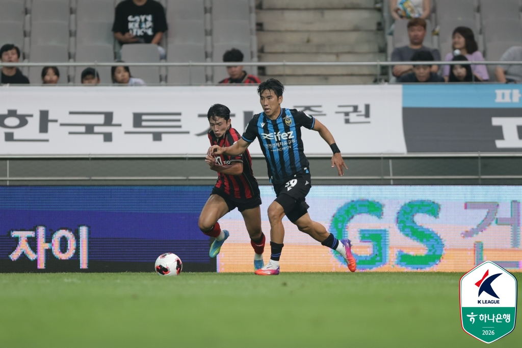 Jung Seung-won (left) is engaged in a physical battle. /Photo=Korea Professional Football League