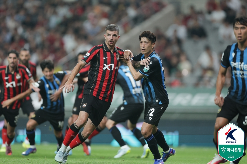 Babets (left) and Lee Chung-yong are seen competing for the ball. /Photo=Korea Professional Football League