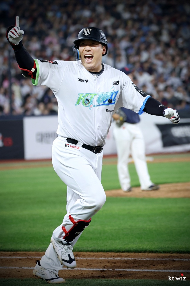 KTの杉本が5日、水原（スウォン）ロッテ戦で決勝本塁打を打って喜んでいる。 /写真=KTウィズ提供