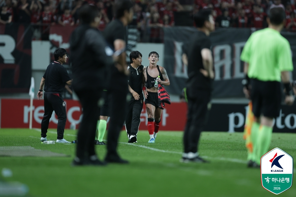 After the match, head coach Kim Ki-dong (left) and Jung Seung-won. /Photo=Korea Professional Football League