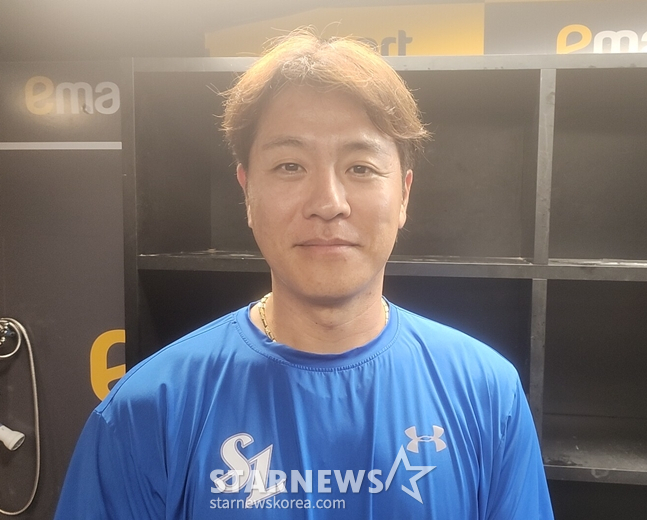 Kang Min-ho met reporters after finishing games on the 5th. /Photo=Reporter Park Su-jin