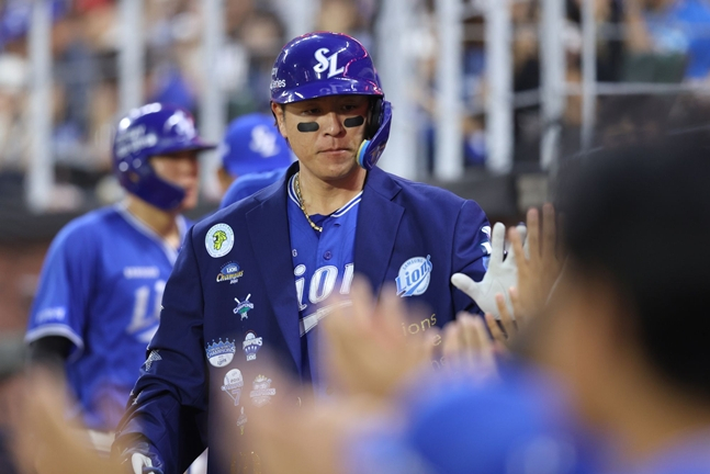Kang Min-ho, who hit a home run, returns to the dugout. /Photo=Samsung Lions