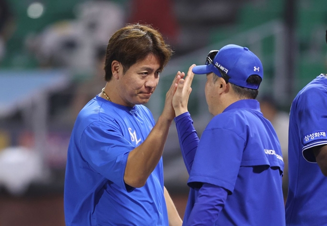 Kang Min-ho (left) and manager Park Jin-man. /Photo=Samsung Lions