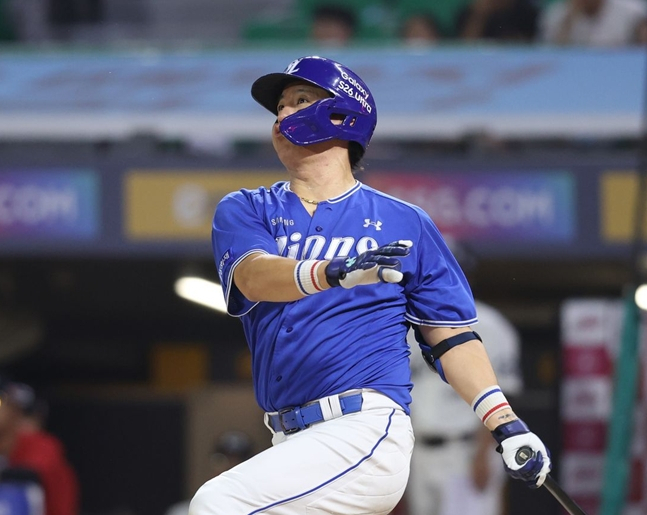 Kang Min-ho watching his home run ball. /Photo=Samsung Lions