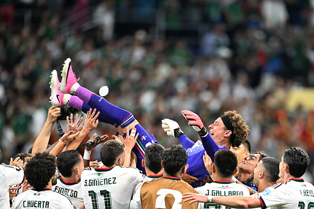 Compañeros mexicanos felicitando a Guillermo Ochoa por su sexta participación en la Copa Mundial. /Foto=AFPBBNews=News1