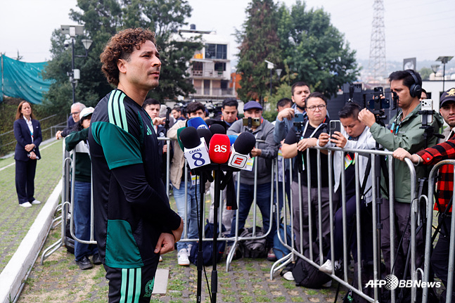 Entrevistando a Guillermo Ochoa. /Foto=AFPBBNews=News1