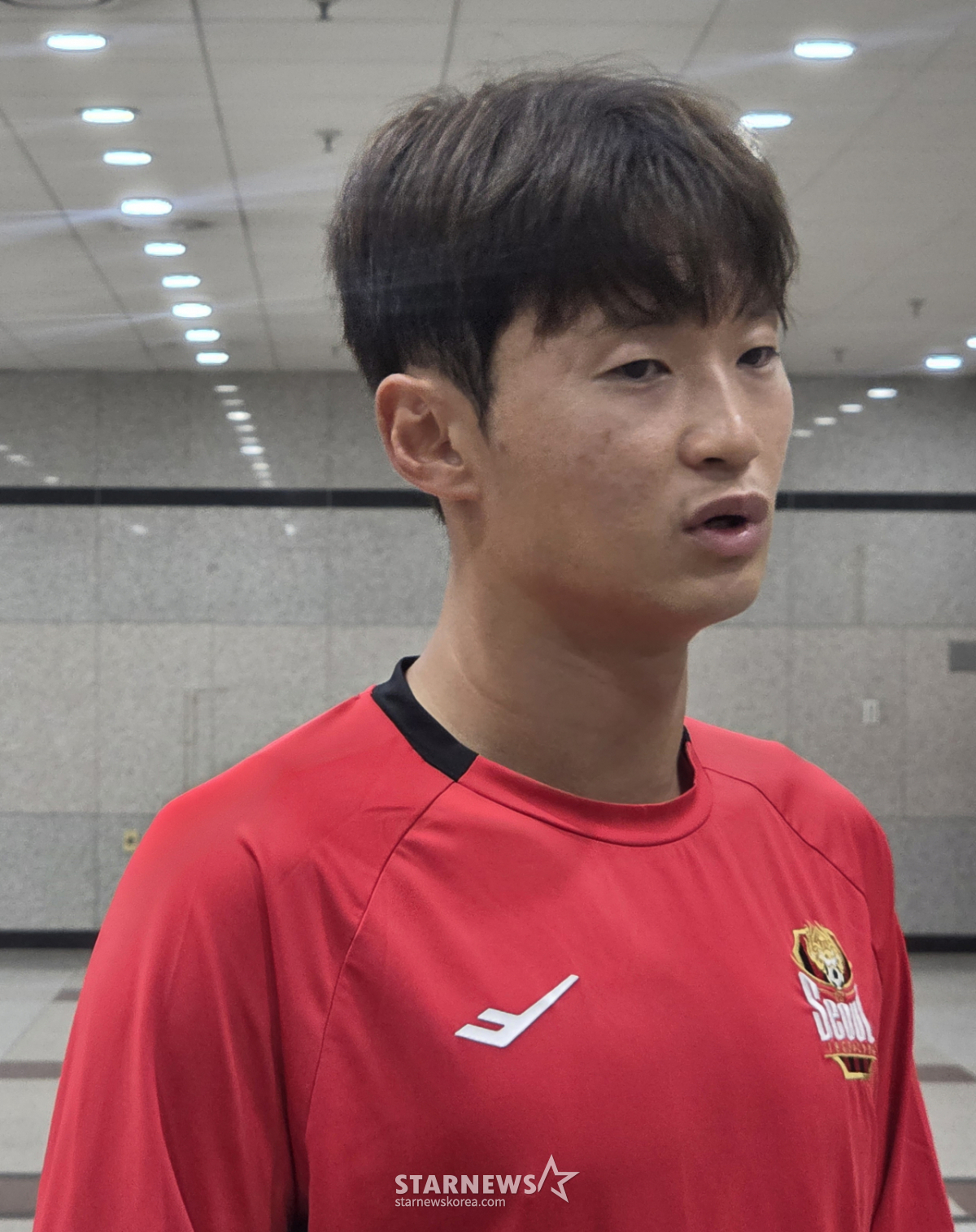 Kim Jin Soo đang phỏng vấn tại Mix Zone sau vòng 16 của giải đấu Hana Bank K-League 12026 của FC Seoul vs Incheon United được tổ chức tại sân vận động World Cup Seoul vào ngày 5/4. /Ảnh = Phóng viên Park Jae Ho