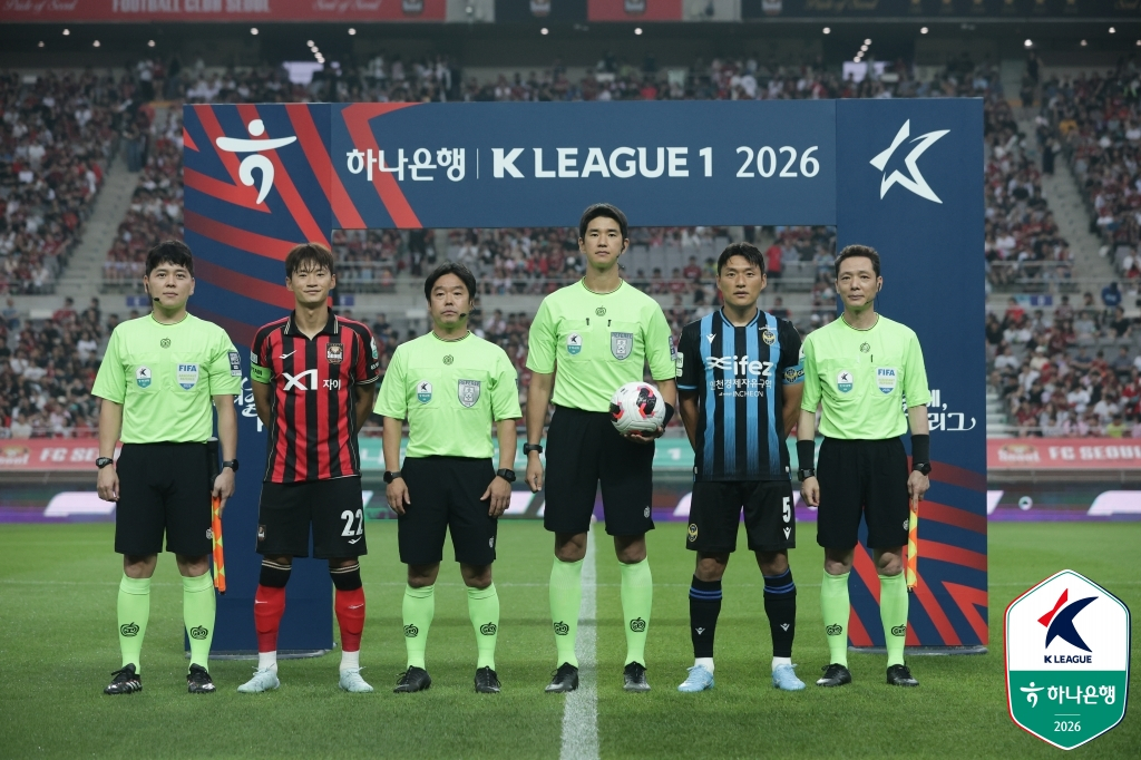 Đội trưởng đội FC Seoul Kim Jin-soo (thứ hai bên trái) đang chụp ảnh kỷ niệm trước trận đấu. /Ảnh = Liên đoàn bóng đá chuyên nghiệp Hàn Quốc cung cấp