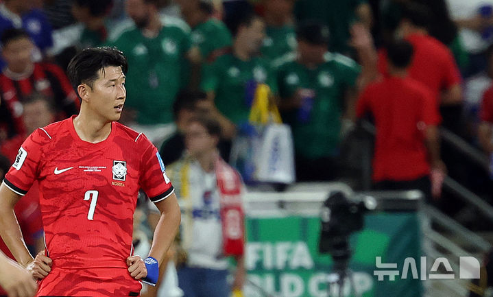 Son Heung Min đang tiếc nuối sau thất bại trong trận đấu thứ ba của bảng A World Cup Bắc Trung Mỹ 2026 giữa Hàn Quốc và Nam Phi tại sân vận động Monterey ở Guadalupe, bang Nuevo León, Mexico vào ngày 24 tháng trước (giờ Hàn Quốc). /Ảnh = Newsis