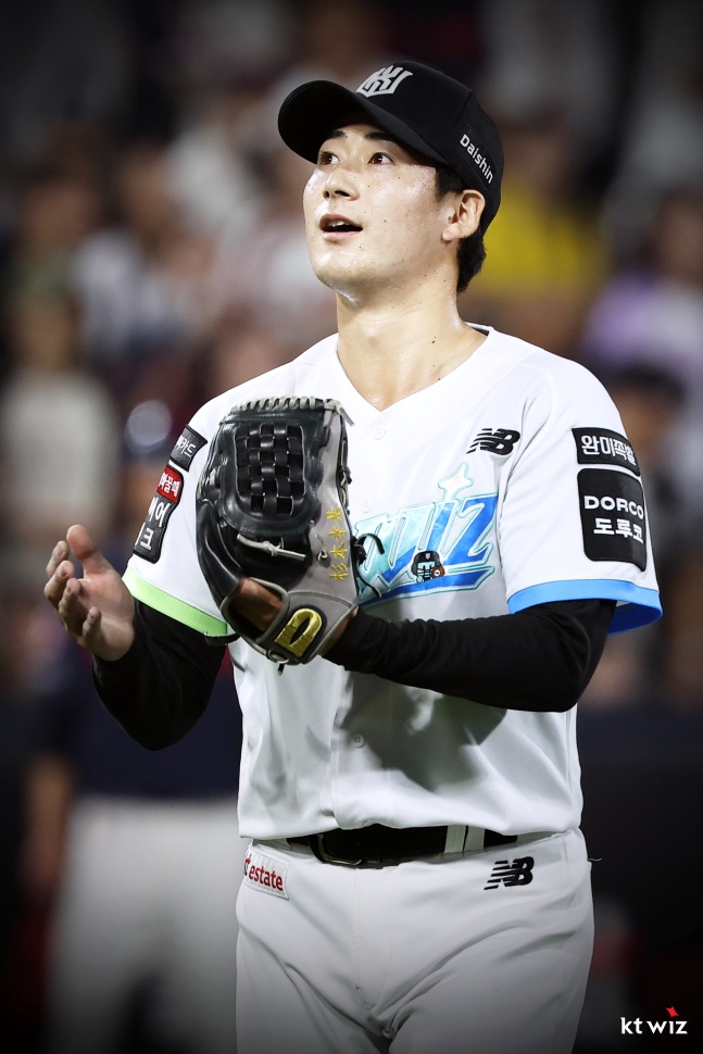 KT’s Japanese Asian quota pitcher Kouki Sugimoto took the mound on the 5th against Lotte in Suwon. /Photo=KT Wiz provided