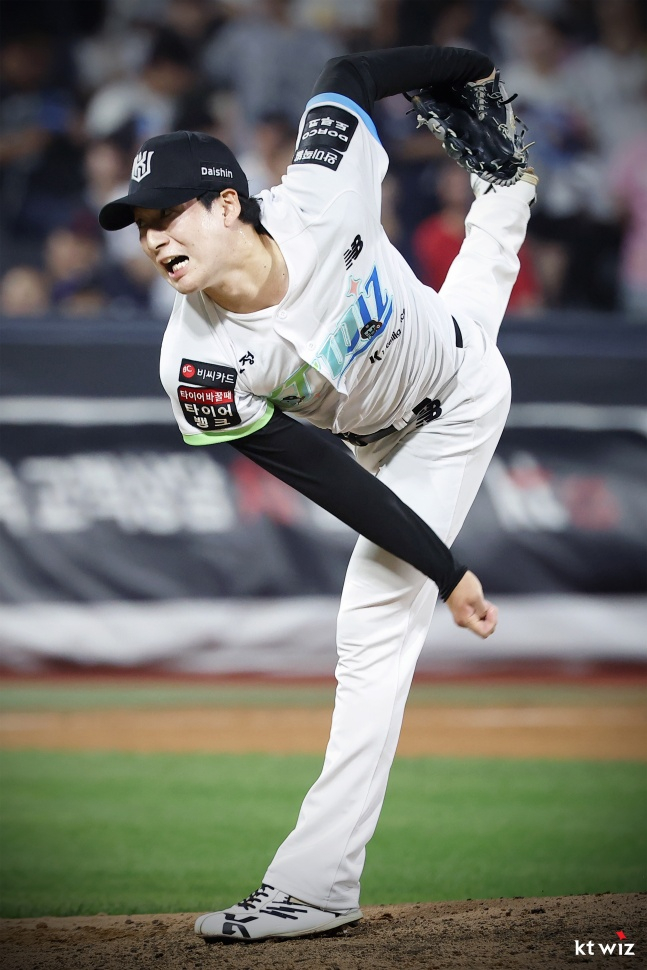 KT’s Japanese Asian quota pitcher Kouki Sugimoto pitched well on the 5th against Lotte in Suwon. /Photo=KT Wiz provided
