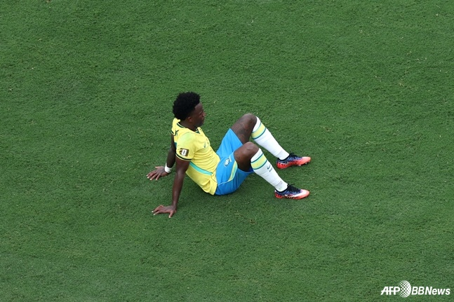 Brazilian striker Vinícius Júnior sits on the ground after the 2026 FIFA North American World Cup Round of 16 defeat at New York-New Jersey Stadium in New Jersey, USA. /AFPBBNews=NEWS1