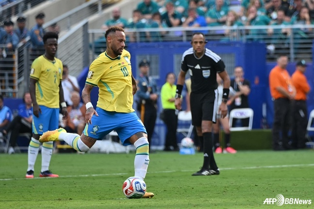 Neymar (center) takes a penalty kick during the 2026 FIFA North American World Cup Round of 16 match at New York-New Jersey Stadium in New Jersey, USA. /AFPBBNews=NEWS1