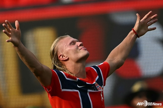 Erling Haaland celebrates with arms raised after scoring against Brazil at New York-New Jersey Stadium in New Jersey, USA, during the 2026 FIFA North American World Cup Round of 16. /AFPBBNews=NEWS1