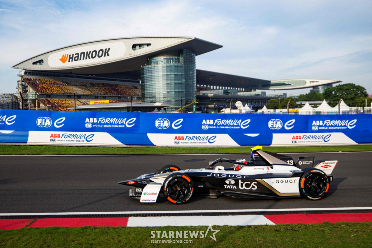 Footage from the Formula E Season 12 Shanghai E-PRIX race