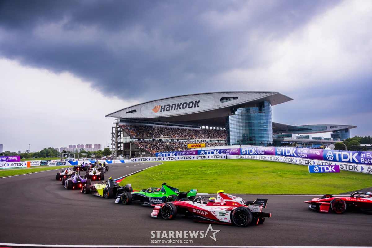 Footage from the Formula E Season 12 Shanghai E-PRIX race