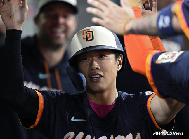 Song Seong-moon enters the dugout. /AFPBBNews=NEWS1