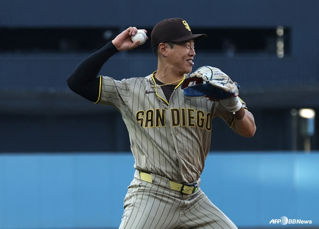 Song Seong-moon in fielding position. /AFPBBNews=NEWS1