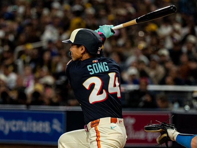 Song Seong-moon batting. /Photo=San Diego Padres