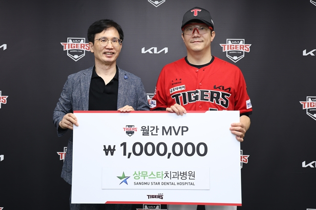 Kim Un-gyu (Director)(left) and Yang Hyeon-jong. /Photo=KIA Tigers