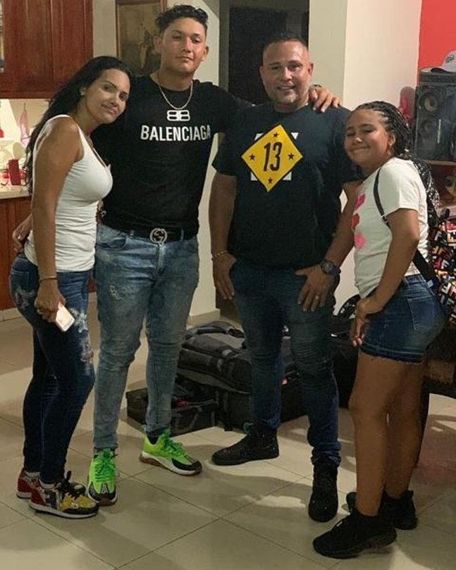 Fotografía de la familia de Alfonso. /Foto=Redes sociales oficiales de Alfonso