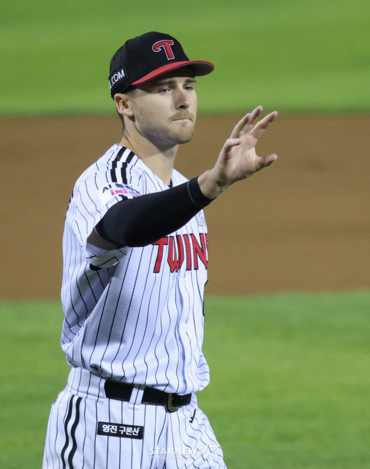 The 2026 Shinhan SOL KBO League game between LG Twins and Doosan Bears was held at Seoul Jamsil Baseball Stadium on the 7th. LG starting pitcher Tolhurst receives a new ball from the umpire. /Photo=Chief correspondent Kim Jin-kyung kim.jinkyung@