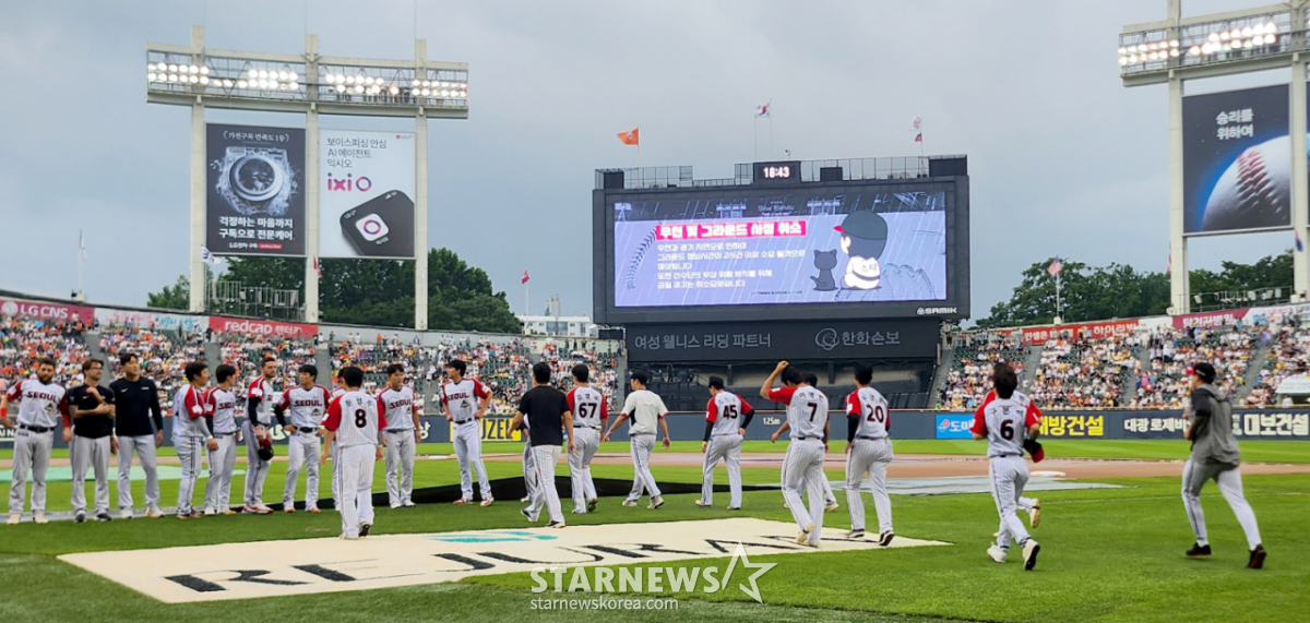 The 2026 Shinhan SOL Bank KBO League game between LG Twins and Hanwha Eagles was held at Seoul Jamsil Baseball Stadium on the 5th. Due to heavy rain pouring down before the start of the game, today's match was cancelled due to weather. LG players greet fans to console their disappointment. /Photo=Chief correspondent Kim Jin-kyung kim.jinkyung@