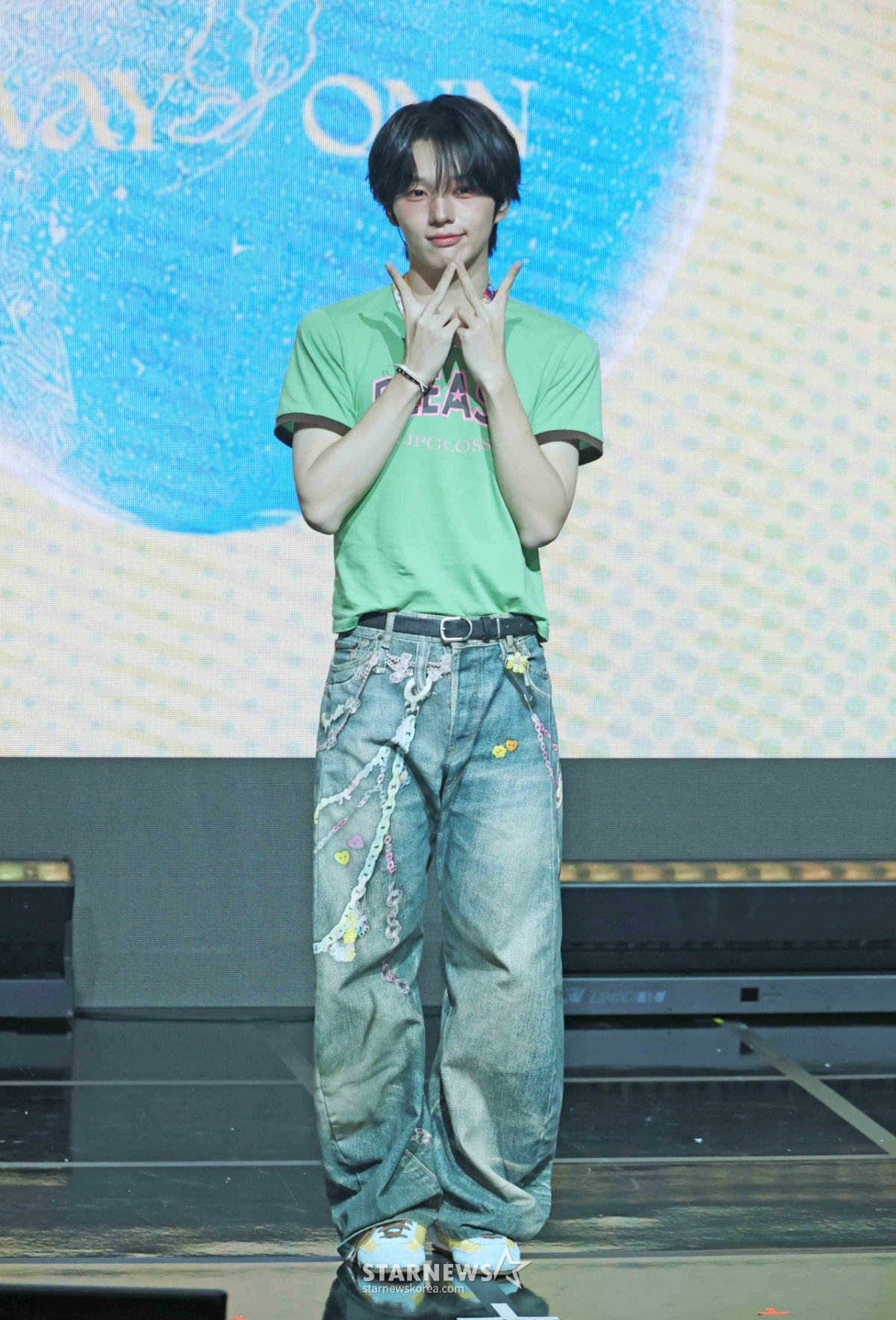 Chiều 6/5, Jinwi (VAYON) đang tạo dáng tại showcase kỷ niệm phát hành EP debut Youth Today diễn ra tại Hapjeong, quận Mapo, Seoul. /20260607 /Ảnh = Photoguy@ Lee Dong Hoon