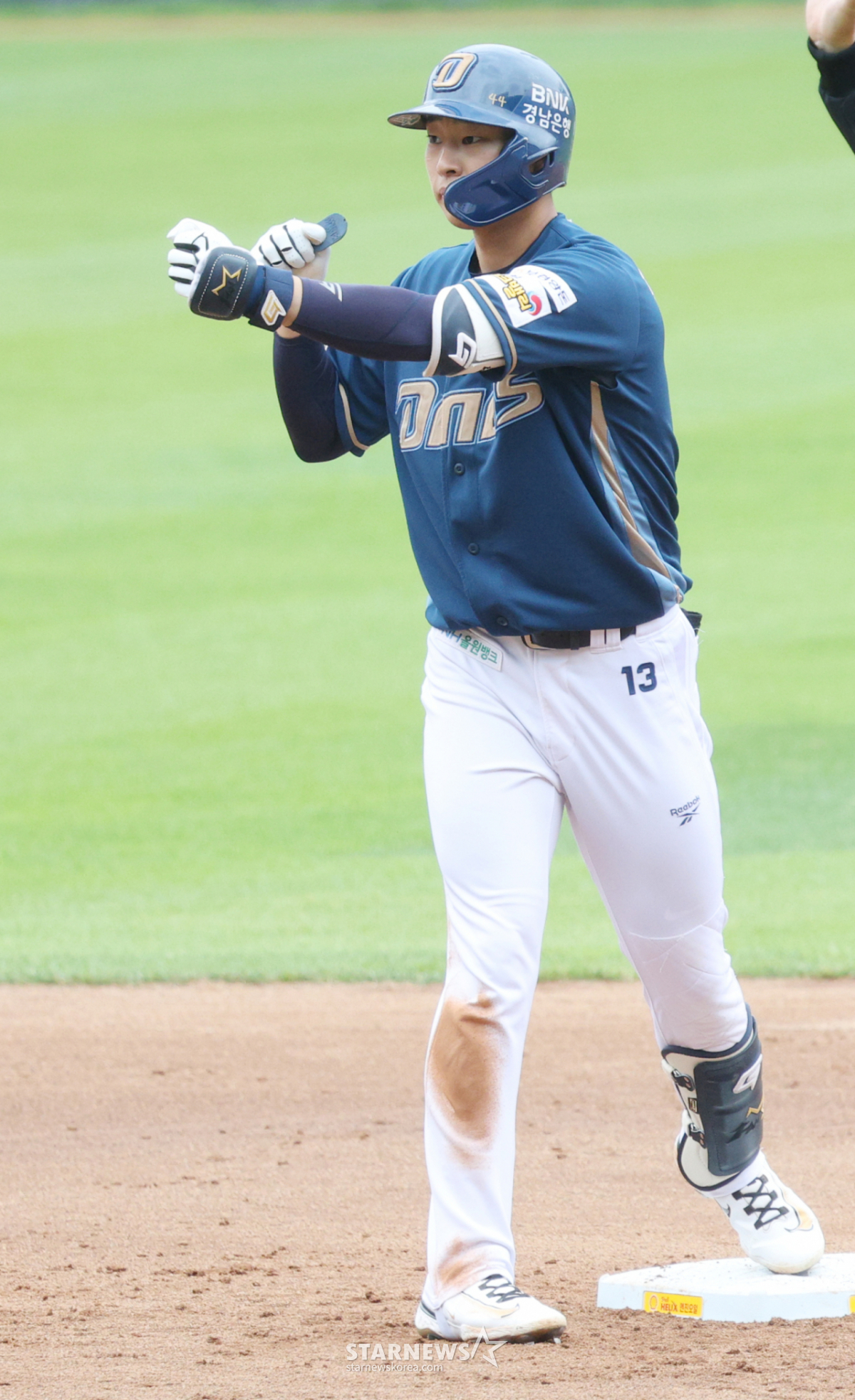El partido de la Liga KBO Shinhan SOL 2026 entre LG Twins y NC Dinos se celebró el día 3 en el estadio de béisbol Jamsil de Seúl. Kim Han-byul de NC, tras conectar un jonrón de dos carreras que salió por encima del muro en la parte baja de la cuarta entrada con un corredor en primera base, realizó una ceremonia. /foto=Kim Jin-kyung kim.jinkyung@