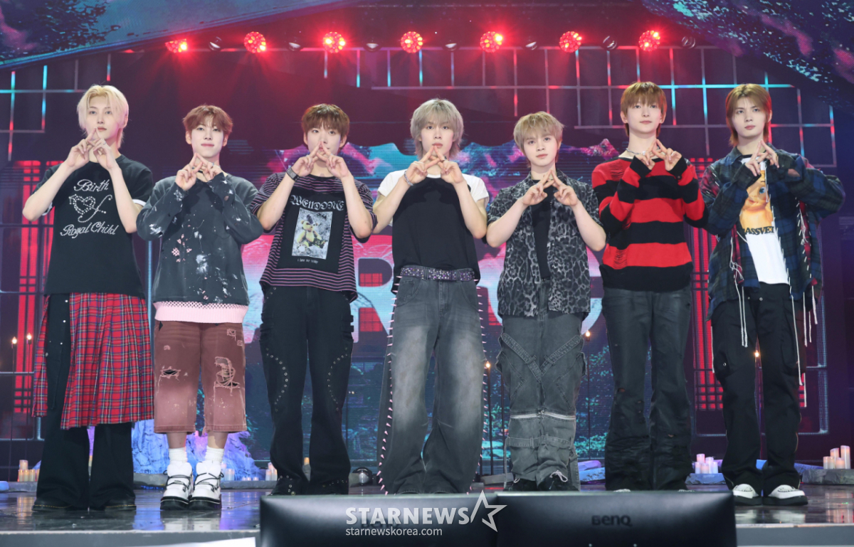 El grupo ARrC posa durante un showcase conmemorativo del lanzamiento de su tercer miniálbum 'Hope', celebrado la tarde del 16 en el SBS Prism Tower, distrito de Mapo, Seúl. /2025.07.16 / Foto=Lee Dong-hoon photoguy@