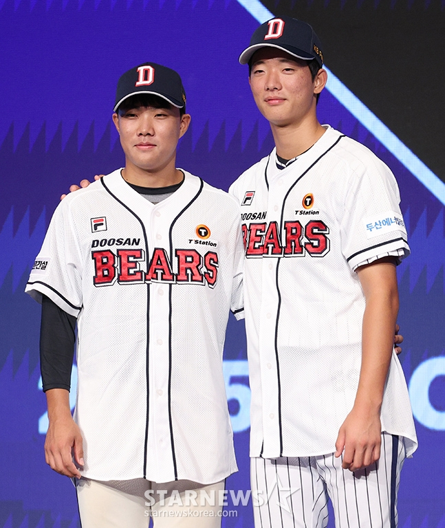 박준순(왼쪽)과 최민석이 2024년 9월 열린 2025 KBO 신인 드래프트에서 각각 두산 1, 2라운드에 지명된 후 기념촬영을 하고 있다. /사진=스타뉴스