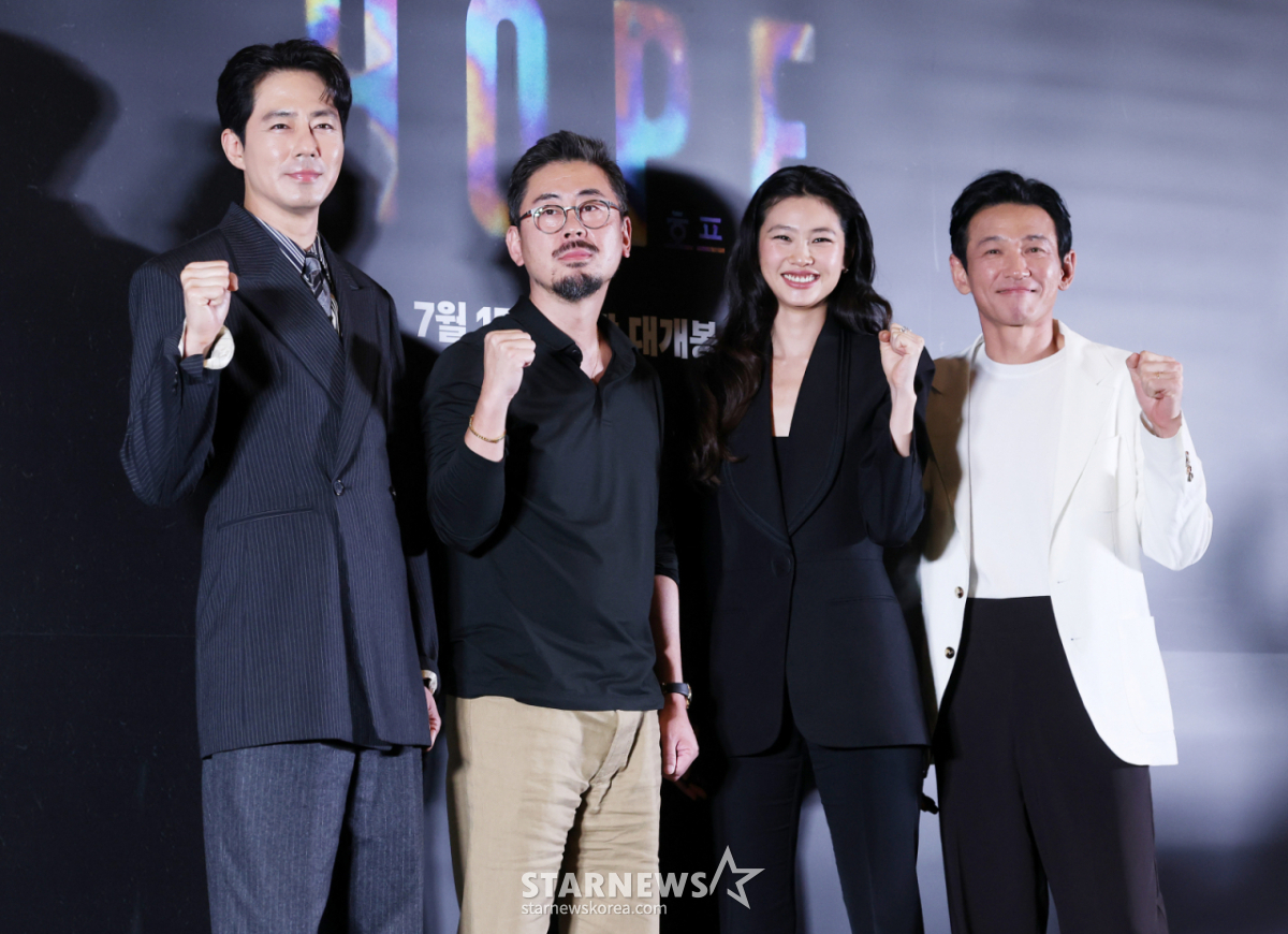 Actors Jo In-sung, director Na Hong-jin, actor Jung Ho-yeon, and Hwang Jeong-min pose at the press screening and press conference for the film 'Hope' held on the 6th at Megabox COEX in Gangnam-gu, Seoul. /2026.07.06 /Photo=Kim Hwi-seon hwijpg@