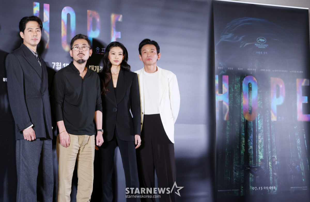 俳優のチョ·インソン、ナ·ホンジン監督、俳優のチョン·ホヨン、ファン·ジョンミンが6日、ソウル江南区のメガボックスコエックスで行われた映画「ホープ」の言論試写会および記者懇談会に参加し、ポーズを取っている。 /2026.07.06 /写真=キム·フィソン hwijpg@