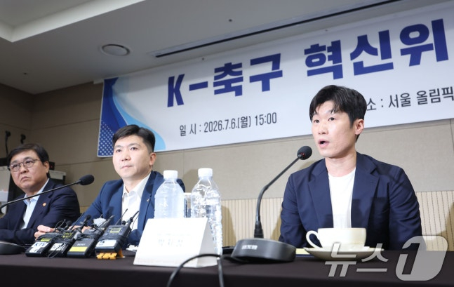 Park Ji-sung delivers a speech at the inauguration ceremony held this afternoon at Olympic Parktel in Songpa-gu, Seoul. /Photo=NEWS1