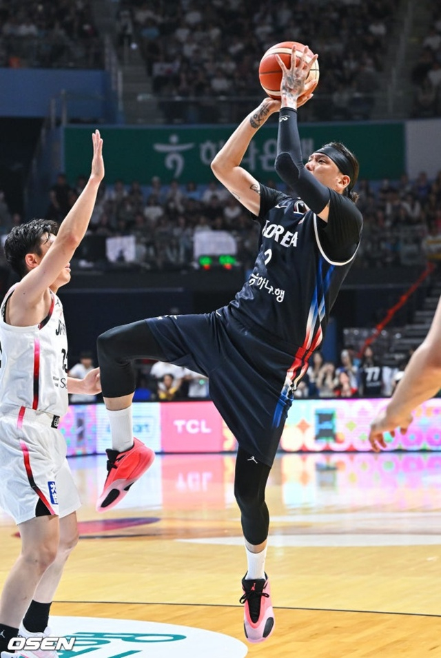 Korean national team player Choi Jun-yong (right) focusing on offense. /Photo=OSEN provided