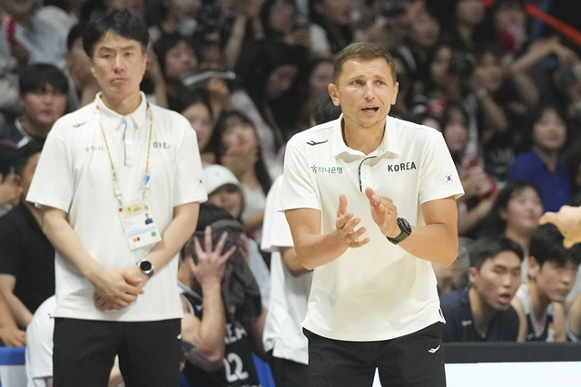 Head coach Nicholas Mazulis (right) encouraging players. /Photo=Korea Basketball Association provided