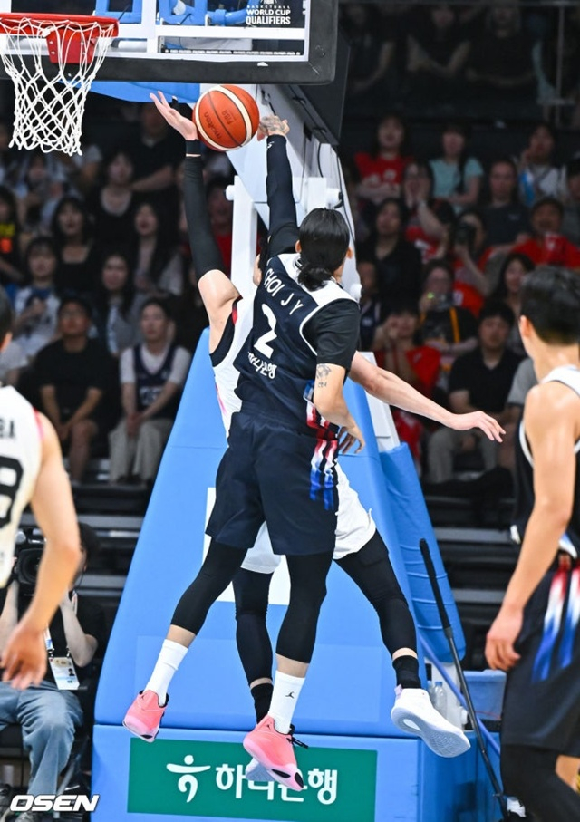Choi Jun-yong (right) focusing on defense. /Photo=OSEN provided