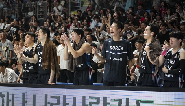 The Korean national team bench cheering for their teammates. /Photo=Korea Basketball Association provided