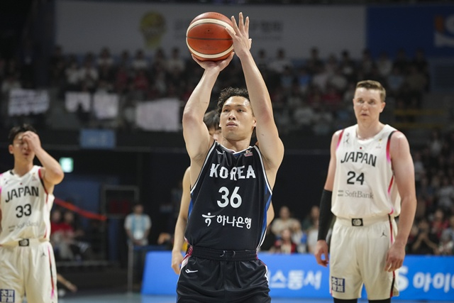 Eddie Daniel (center) attempting a free throw. /Photo=Korea Basketball Association provided