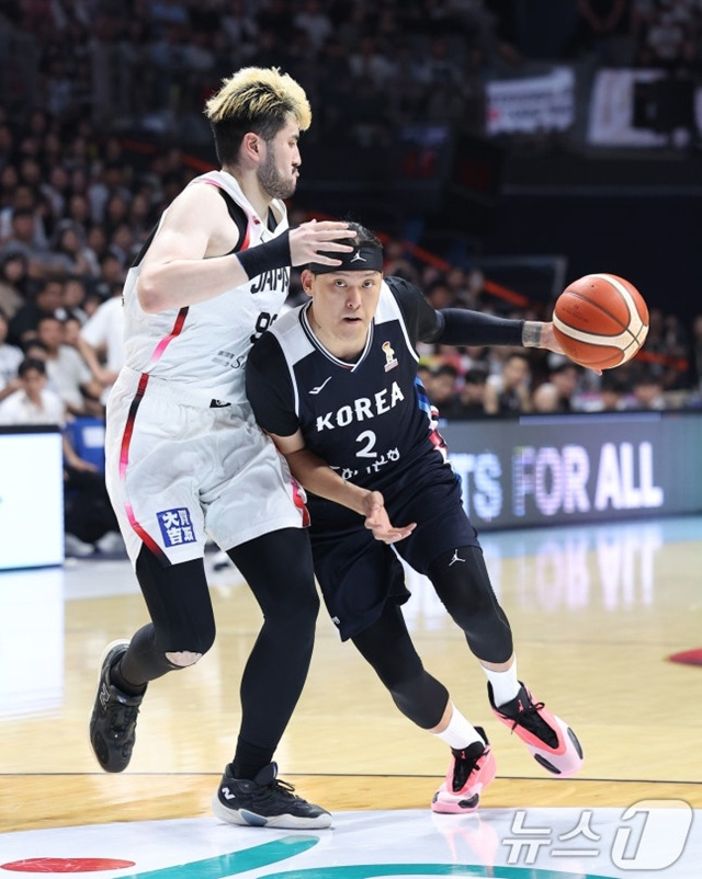 Choi Jun-yong (derecha) concentrado en el partido. /Foto=Fornecido por NEWS1