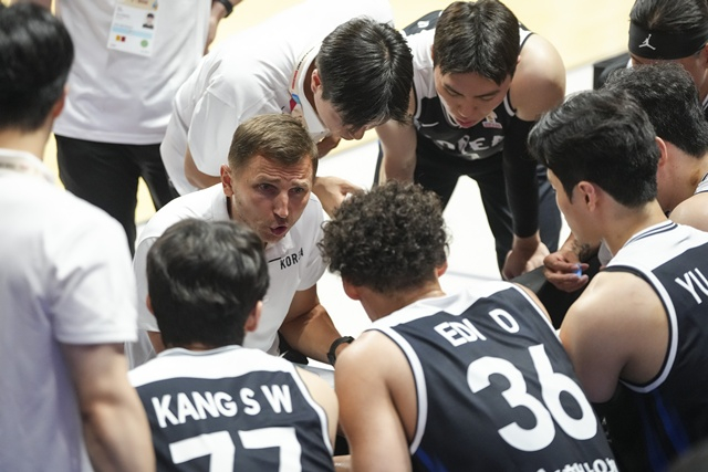 El entrenador Nicholas Malsius (centro) dando instrucciones tácticas. /Foto=Federación de Baloncesto de la República de Corea proporcionado