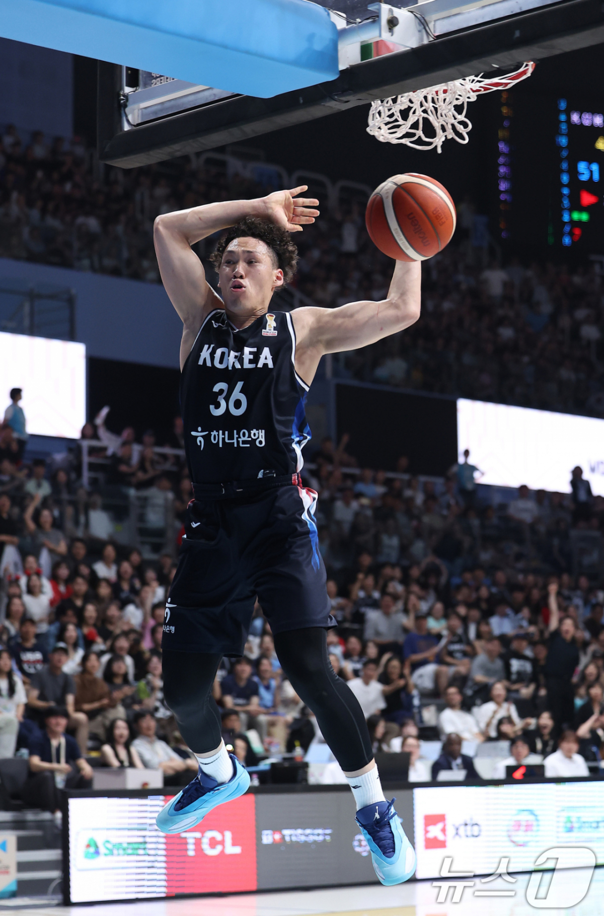 Eddie Daniel succeeds in a dunk. /Photo=NEWS1 provided
