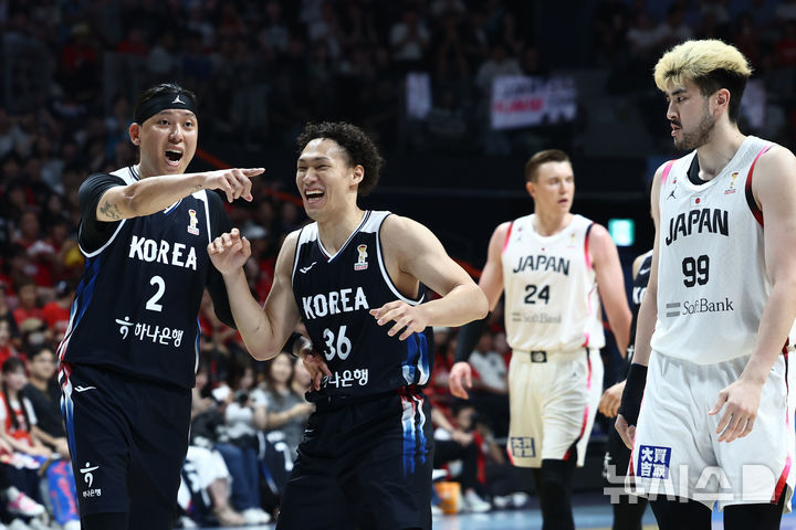 Eddie Daniel (center) celebrates. /Photo=NEWSIS provided