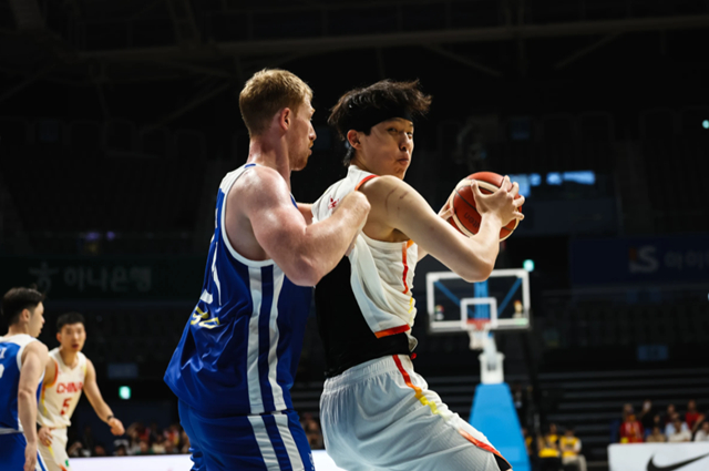 台湾(青ユニフォーム)と中国の試合。 /写真=FIBA