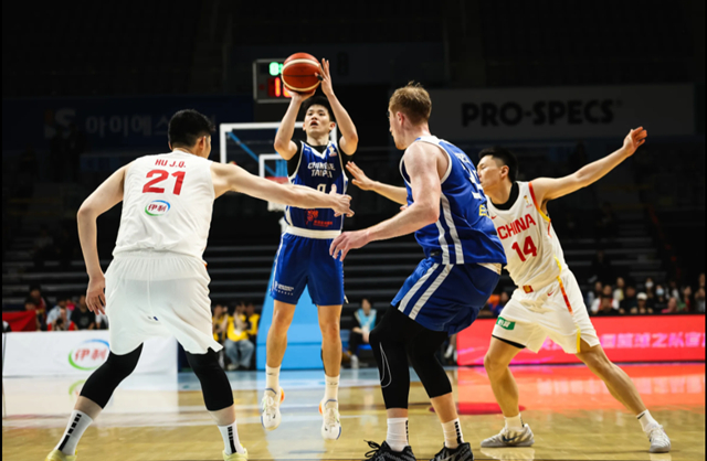 台湾-中国(白ユニフォーム)競技。 /写真=FIBA