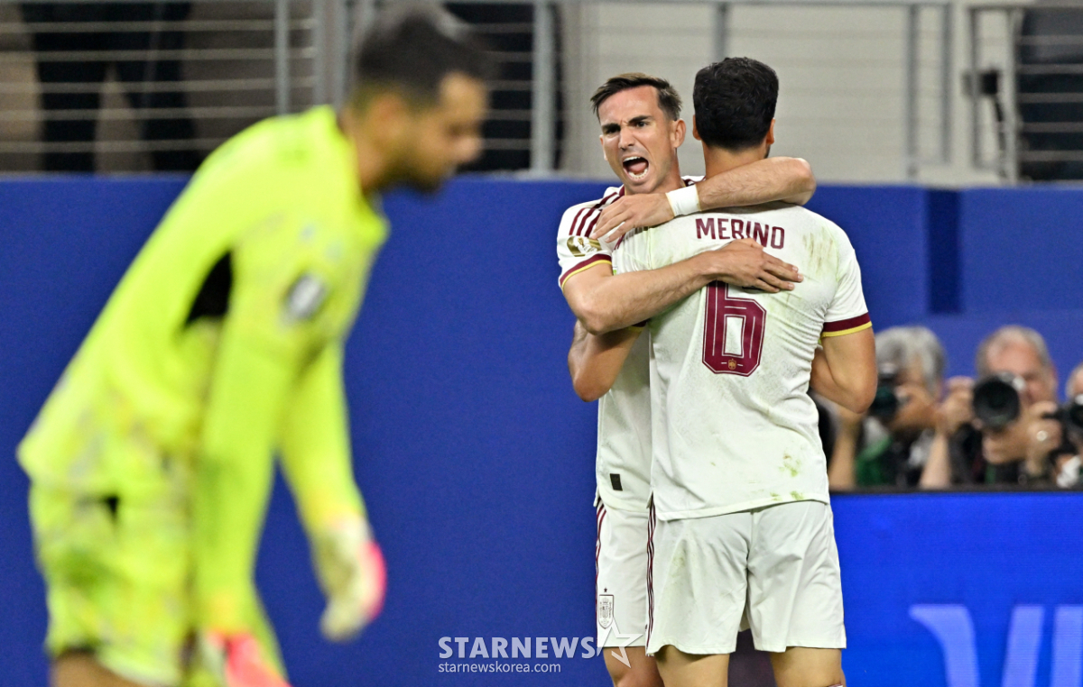 Fabian Ruiz and Mikel Merino of the Spanish national football team celebrate after scoring a goal in stoppage time during the Round of 16 match against Portugal at the 2026 FIFA North American World Cup held at Dallas Stadium in the United States on the 7th (Korean time). /Photo=Reuters=NEWS1