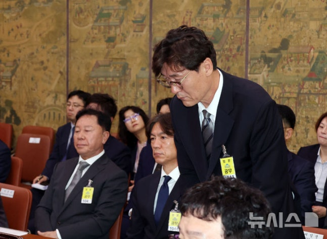 Lee Im-saeng, former Chief of Technical Affairs at the KFA, is seen greeting attendees during a question-and-answer session on current issues regarding the KFA held by the Culture, Sports and Tourism Committee at Seoul Yeouido National Assembly in September 2024. /Photo=NEWSIS