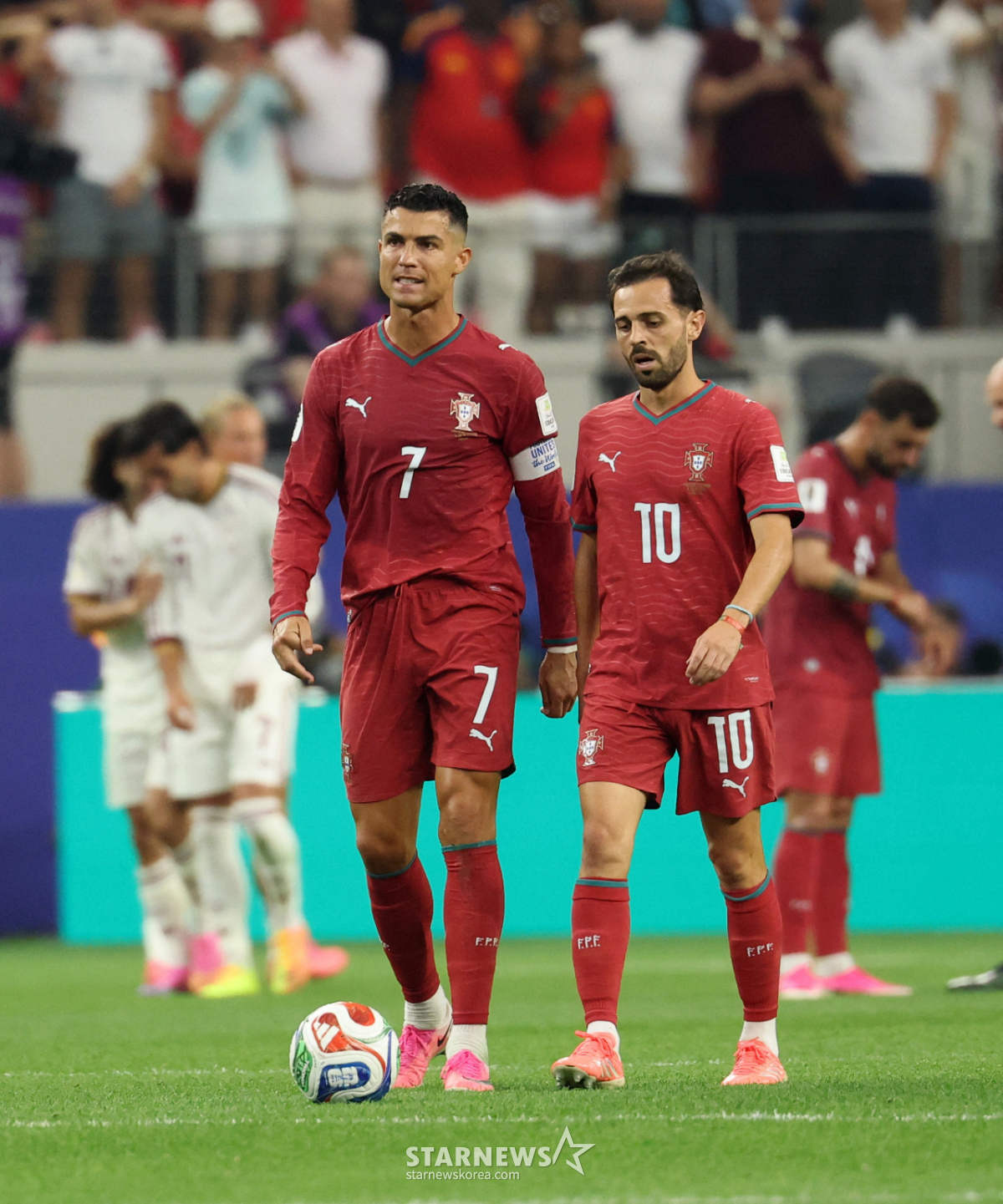 El 7 (hora coreana), en el estadio de Dallas (EE. UU.), Cristiano Ronaldo, capitán de la selección portuguesa de fútbol (izquierda), muestra su frustración tras recibir un gol en contra durante el partido de octavos de final ante España en la Copa del Mundo de la FIFA Norteamérica 2026. /Foto=Reuters=NEWS1