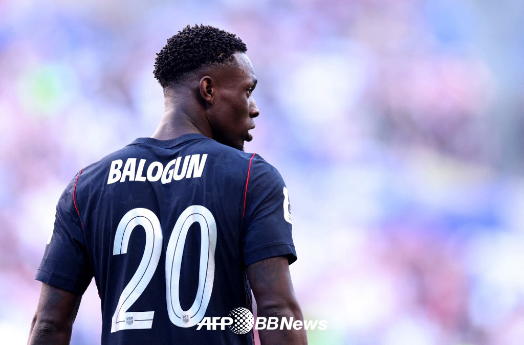 U.S. national team striker Polynin Balogun received a one-match suspension for a red card in the 2026 FIFA World Cup Round of 32 match against Belgium. However, he became the first player in World Cup history to receive a suspended disciplinary action following a red card and started in the Round of 16 match against Belgium. /AFPBBNews=NEWS1
